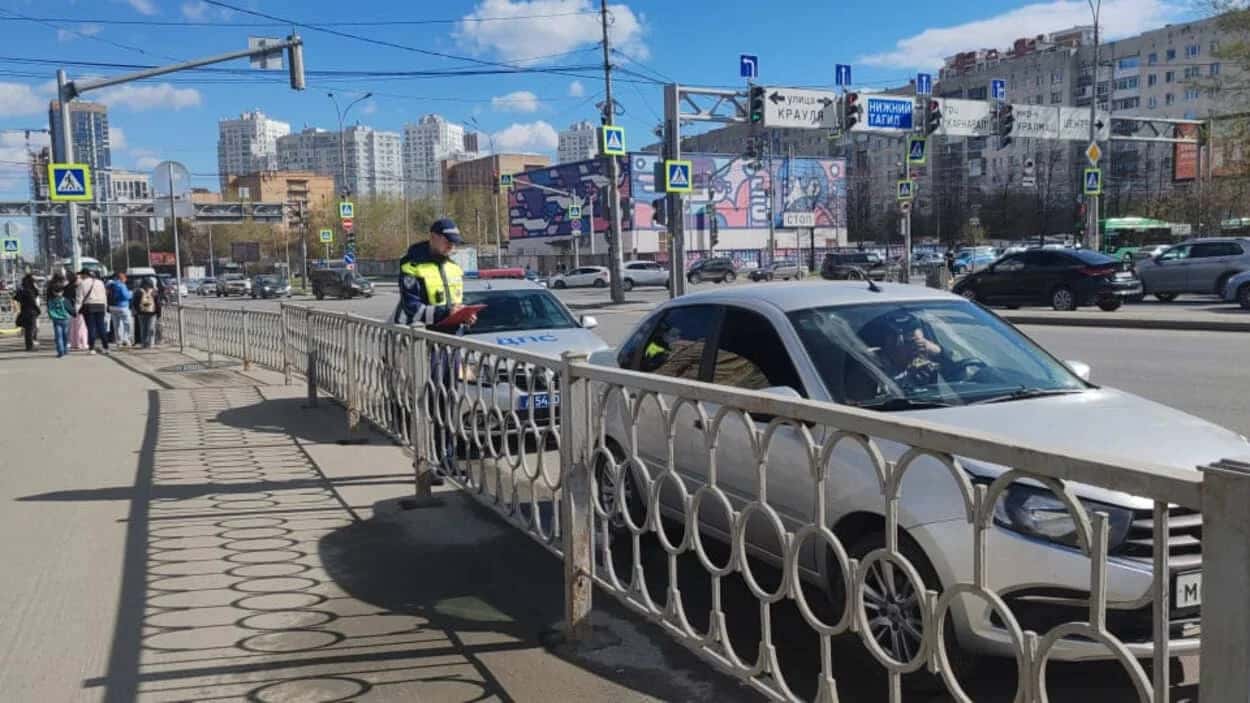 12-летний житель Екатеринбурга попал под машину — он переходил дорогу на запрещающий сигнал светофора