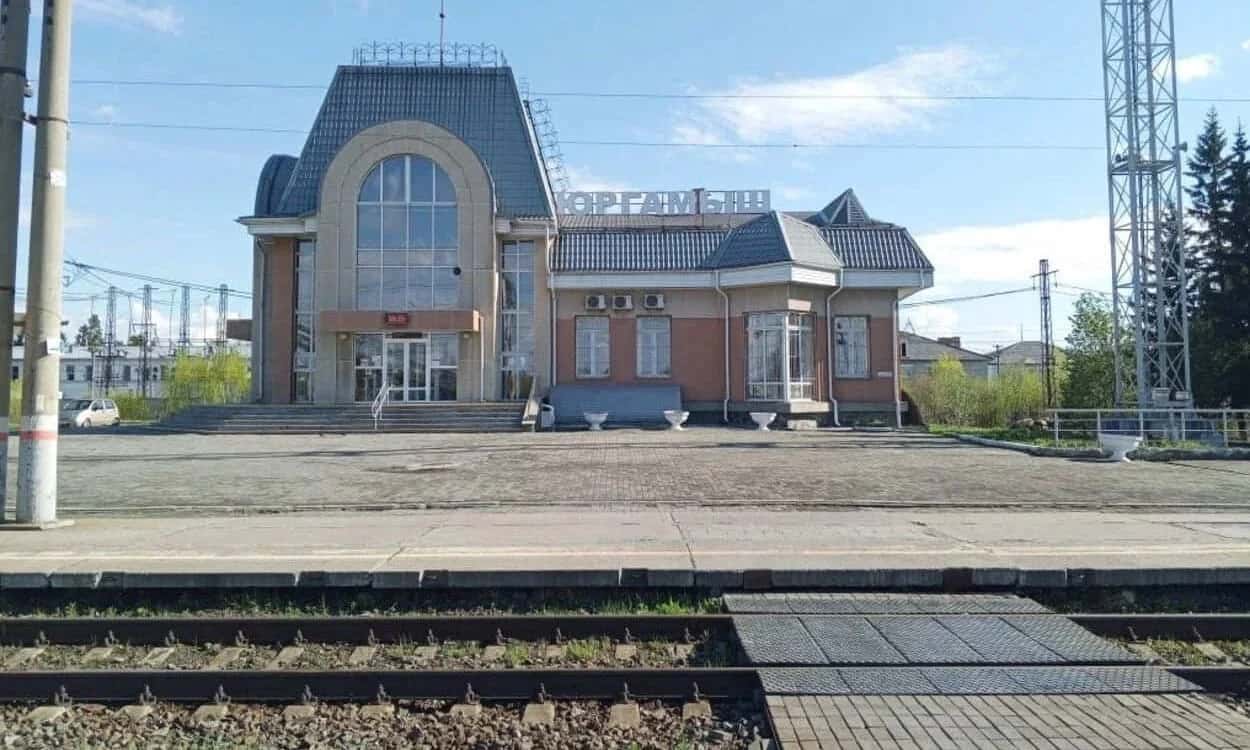На станции в Кургане две школьницы перешли пути перед поездом — состав экстренно затормозил