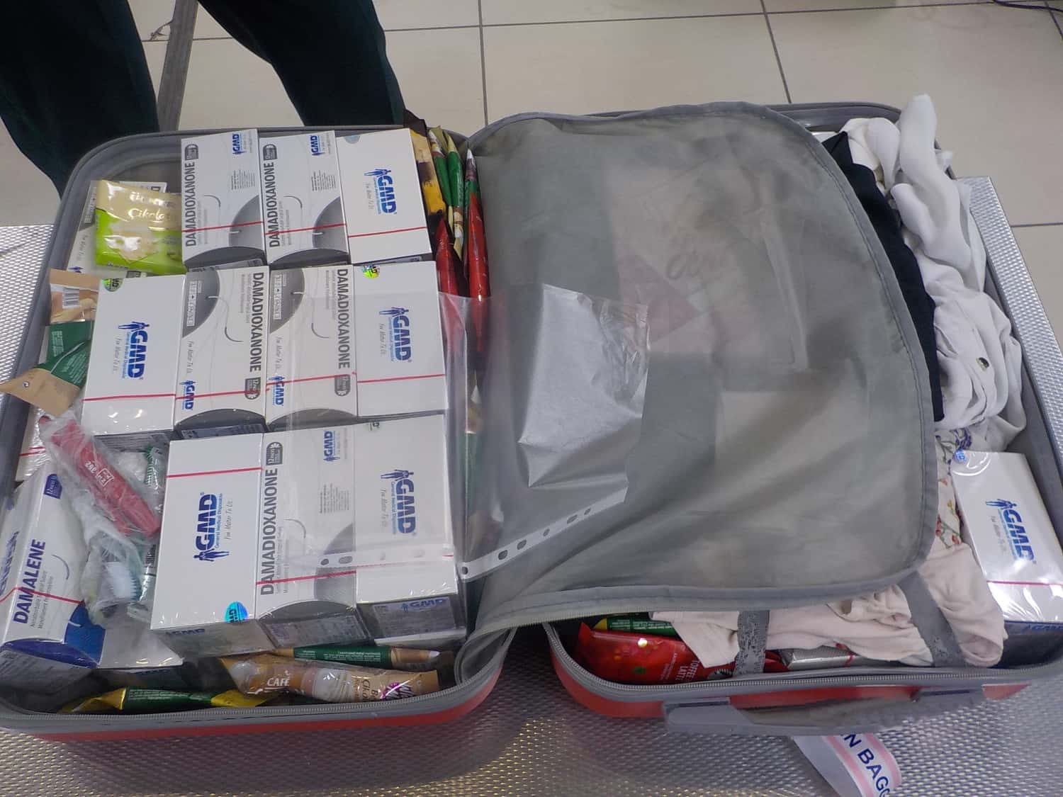 Незаконный ввоз шовных материалов: Таможенники останавливают женщину с коммерческой партией в аэропорту Кольцово