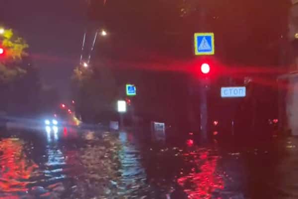 В Екатеринбурге после ливня затопило дорогу. Видео