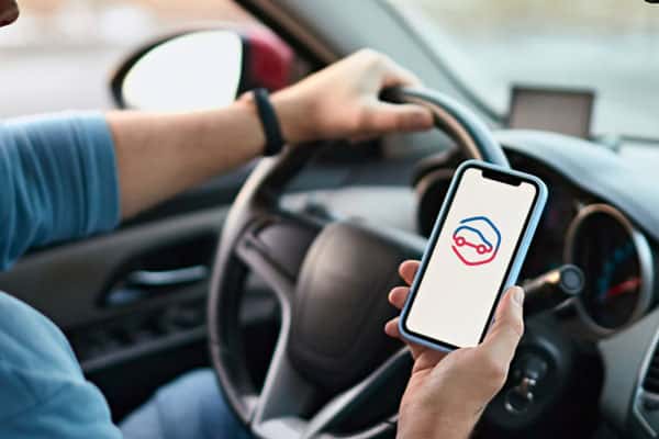 ГИБДД и чиновники рекламируют приложение для водителей, которым свердловчане не могут воспользоваться