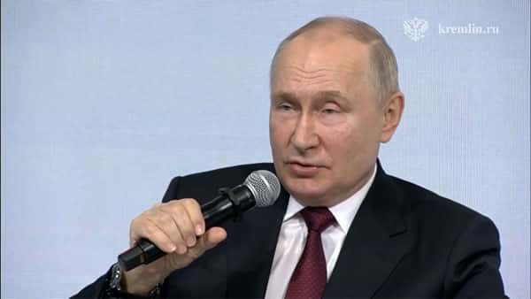 «Они — тоже часть общества»: Путин высказался о правах ЛГБТ