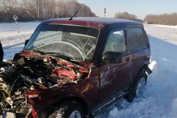 В Челябинской области на переезде поезд протаранил легковушку