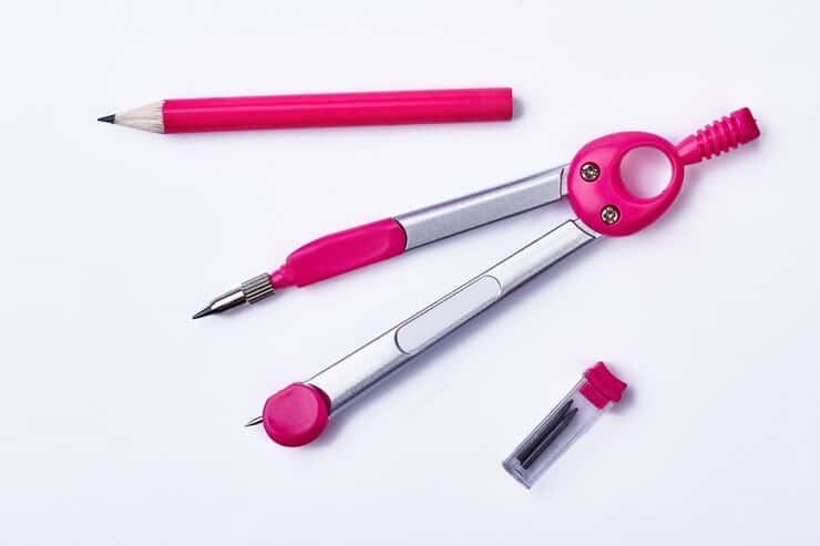 На Урале педагог 27 раз уколола школьника циркулем 