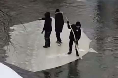 В Челябинской области дети прокатились по реке на льдине 