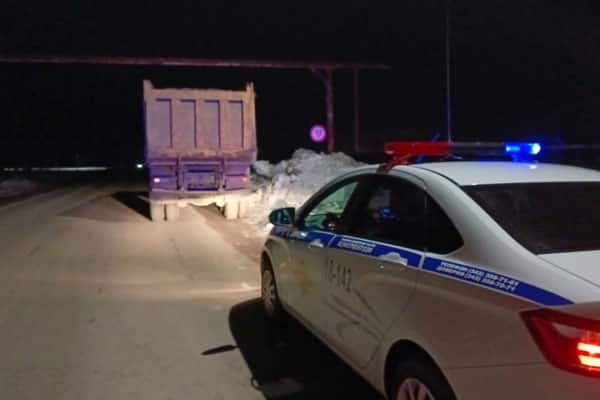 На Среднем Урале инспекторы ГИБДД задержали пьяного водителя грузовика без прав