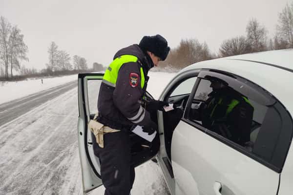На Урале ГИБДД оштрафовала дальнобойщика, умиравшего на трассе