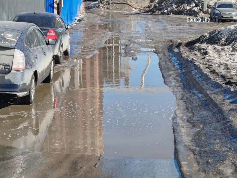 Жители злополучного ЖК "Космонавтов 11" в Екатеринбурге требуют тротуары и парковки: скрытые проблемы застройщика "ПИК"