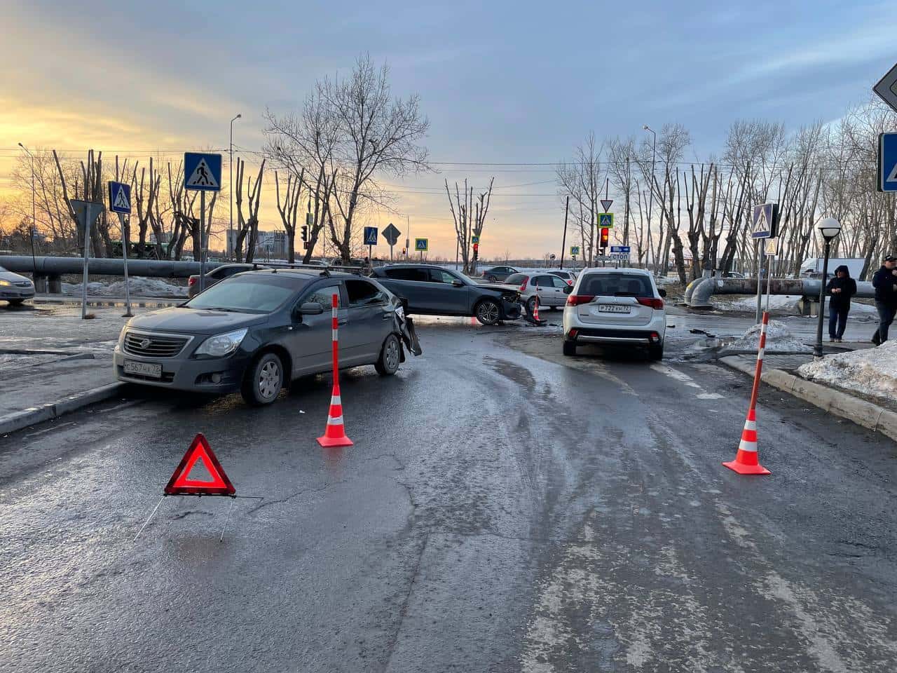 В Тюменской области столкнулось три машины, есть пострадавшие 