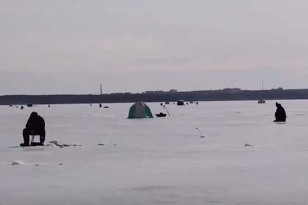 На Белоярском водохранилище 12 рыбаков откололись на огромной льдине. Их спасли сотрудники МЧС. Видео
