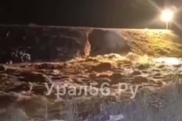 Орчане срочно эвакуируются — на реке Урал произошёл прорыв дамбы. ВИДЕО 
