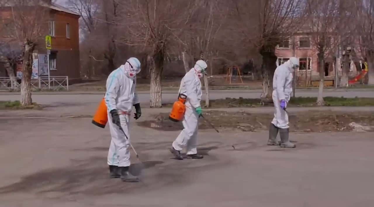 В Орске дезинфицируют улицы, с которых ушла вода 