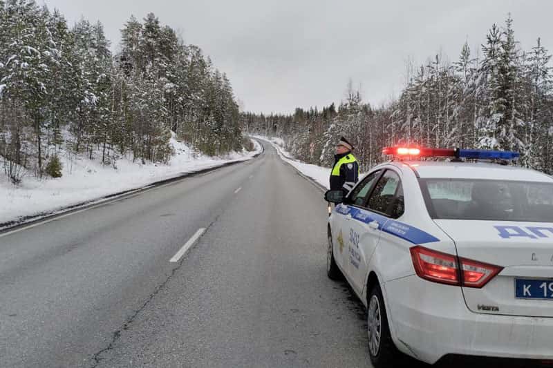 Бдительность на дорогах: предупреждение об обледенении и ДТП в Свердловской области