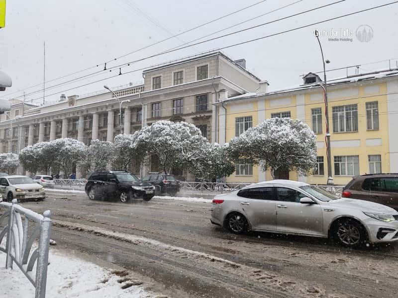 "Холодильник на Вторчике не закрыли!". Житель Екатеринбурга раскрыл тайну майской метели. Видео