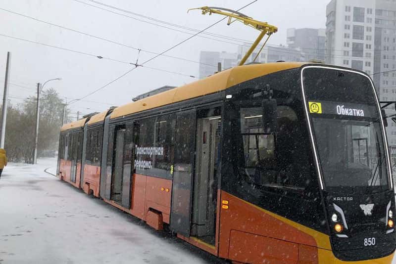 Новый гигантский желто-оранжевый трамвай 71–639 «Кастор» в Екатеринбурге: новое слово в общественном транспорте