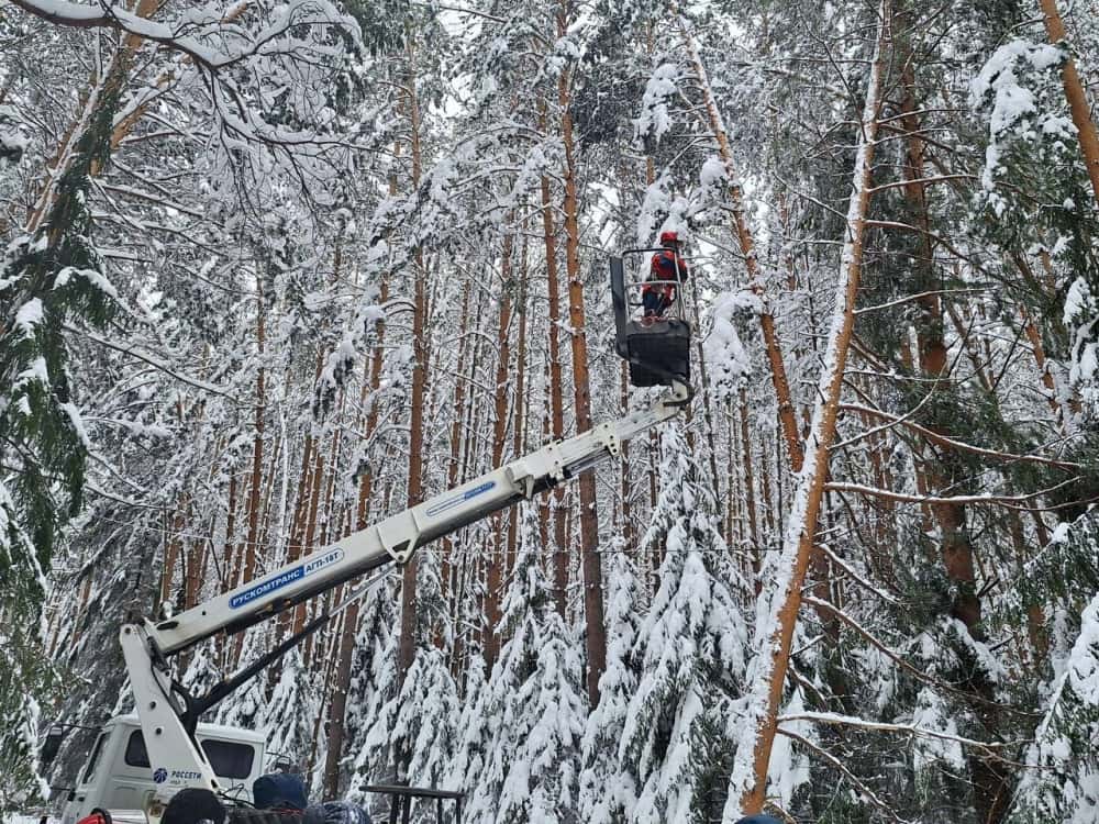Свердловские коммунальщики пока не устранили до конца последствия ледяного дождя 