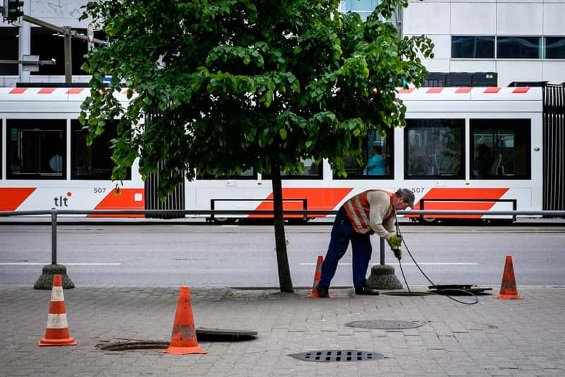 Вонь на весь дом — в тюменской многоэтажке затопило подвал фекалиями 