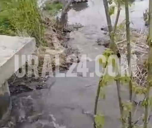 В челябинском посёлке Кадровик сточные воды заливают улицы 