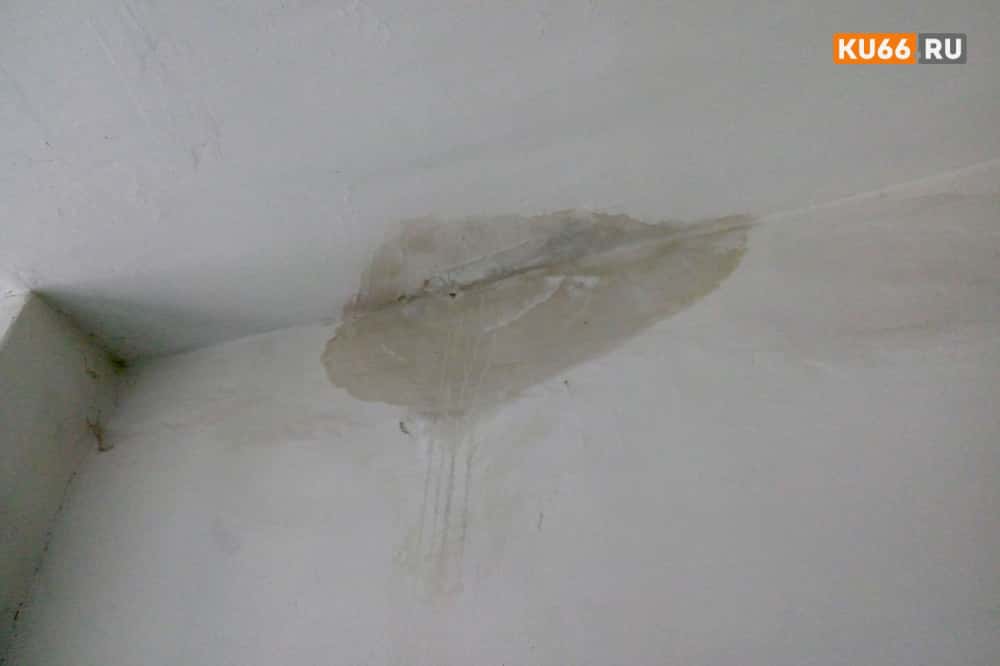 В Екатеринбурге из-за непогоды топит многоэтажный дом