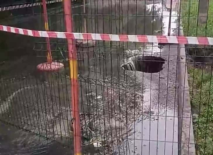 В Челябинске провалился асфальт