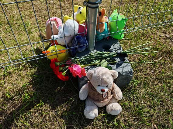 С мемориала погибшим в Нижнем Тагиле увезли игрушки и лампадки 