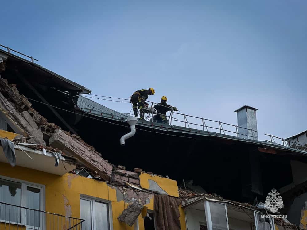 Из-под завалов в Кизеле после взрыва газа спасли мужчину и двух котов 