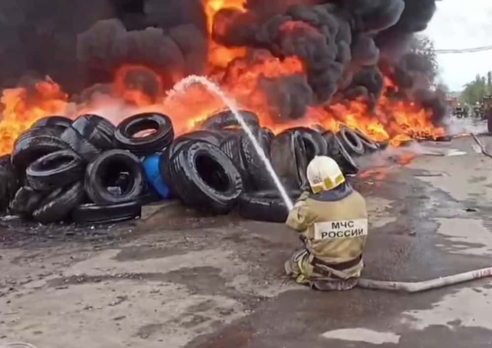 В Екатеринбурге пожар возле цеха покрышек достиг 1200 квадратных метров 