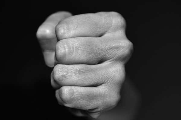 На Урале мальчик зверски избил девочку из-за новости о двойке