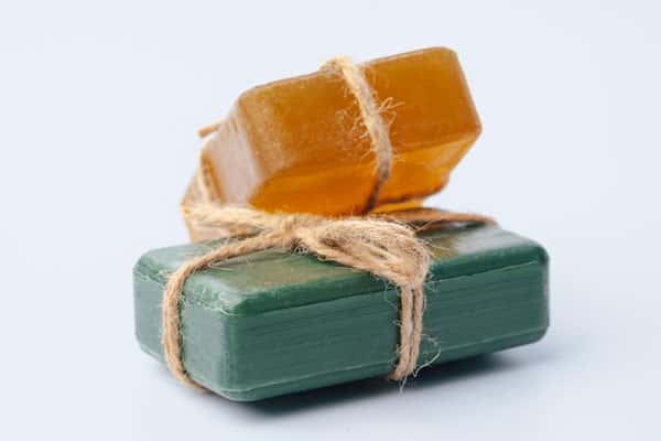 Врач-дерматолог советует россиянам смазывать руки кремом 