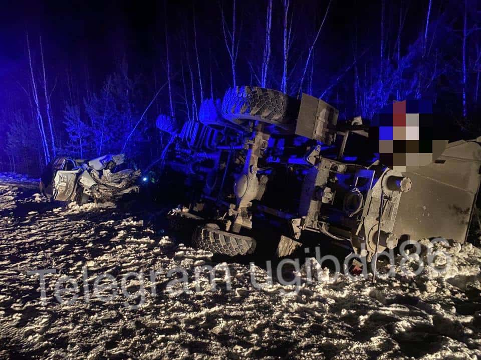 На трассе в Югре девушка и мужчина погибли из-за аварии 