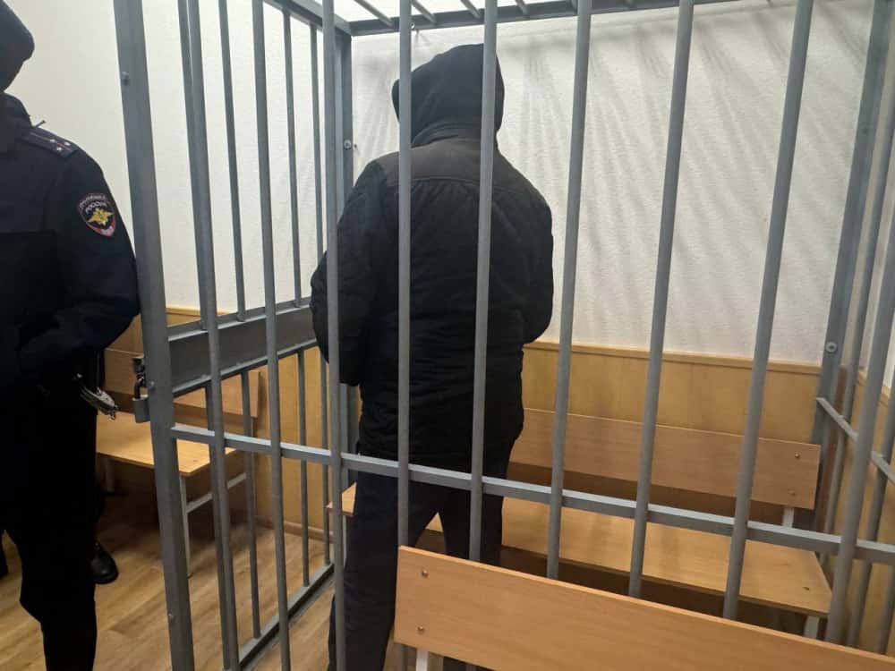 В Екатеринбурге осудили мужчину за изготовление 18,8 тысяч бутылок спиртного 