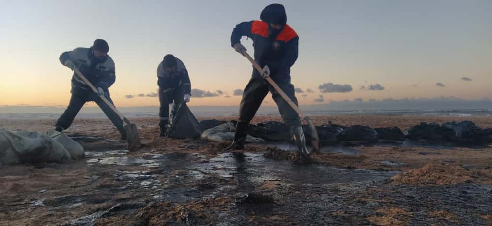 После аварии нефтяных танкеров Чёрное море очищают от мазута 