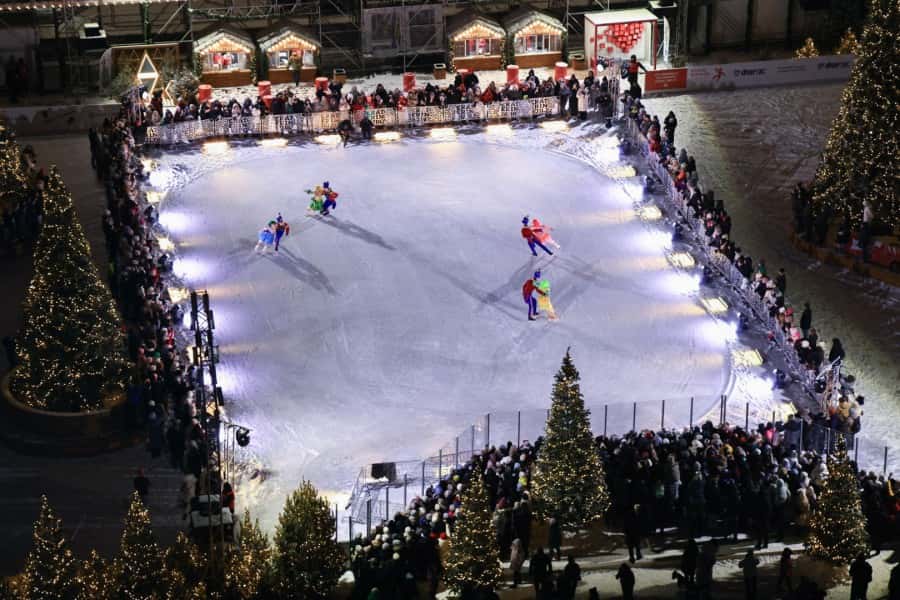 В центре Екатеринбурга заработал каток площадью четыре тысячи квадратных метров 