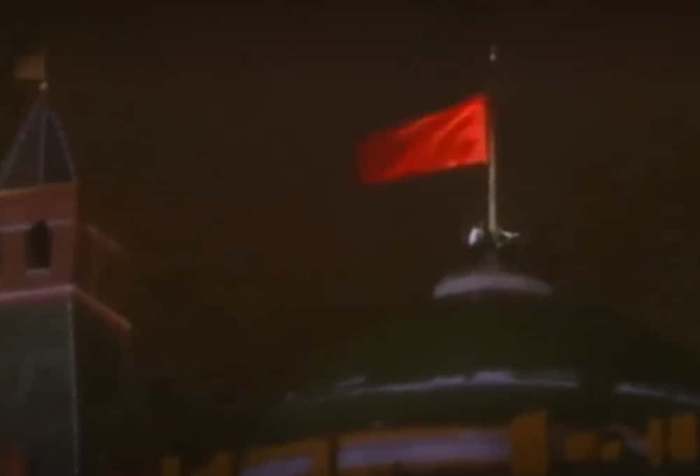 Формальная точка — 33 года назад с Кремля был снят флаг СССР