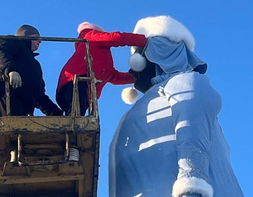 Памятники Ленину и Екатерине II в Ирбите переодели в Деда Мороза и Снегурочку 