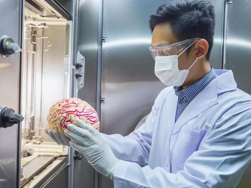 Врачи рассказали о состоянии школьницы, которую подросток сбросил с балкона 