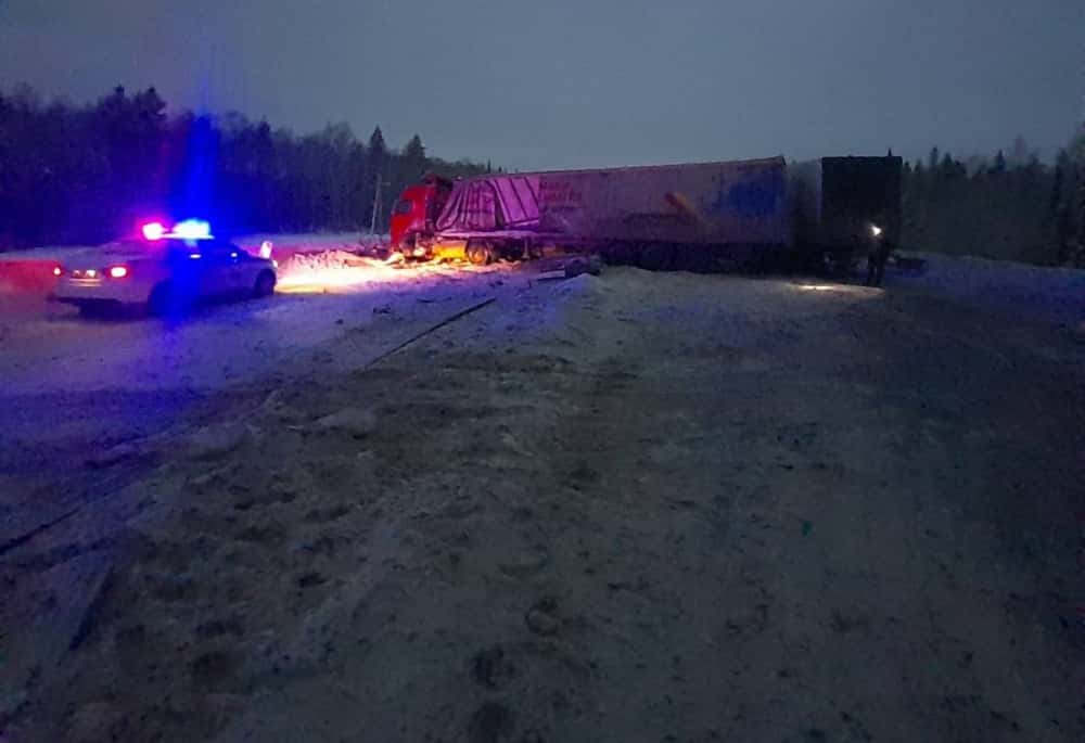 На трассе Пермь — Екатеринбург полностью закрыли движение из-за ДТП 