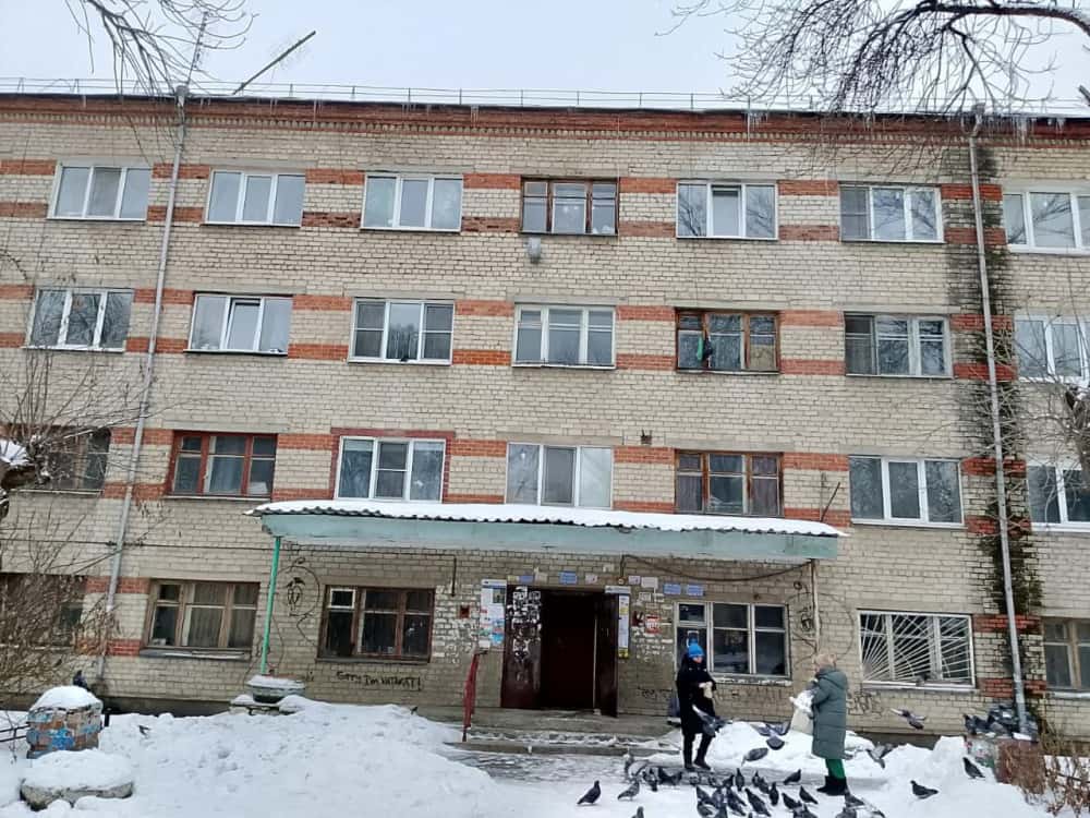 «Уже не знаем, что с этим делать» — общежитие в Екатеринбурге заливает канализацией. Видео