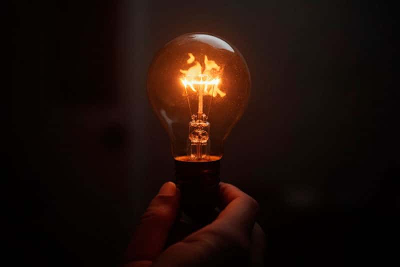 На Урале коммунальщики лишили пожилую женщину света на целых полгода