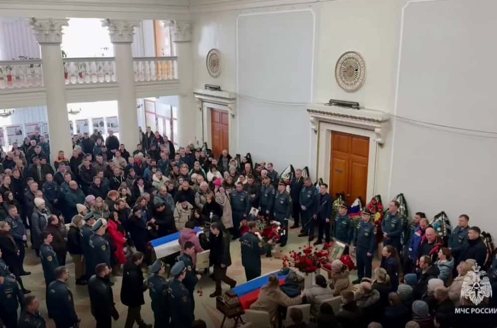 В Пермском крае похоронили пожарных, погибших под обрушившейся кровлей 