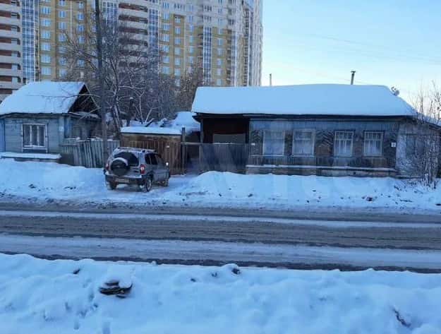 В Екатеринбурге небольшой деревянный дом продают за 42,5 млн рублей
