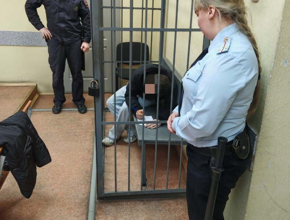 17-летний подросток забавы ради втыкал в прохожих ножи 