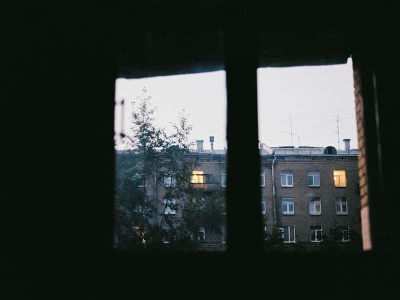 Хотела посмотреть на птиц — девочка выпала в Екатеринбурге из окна 