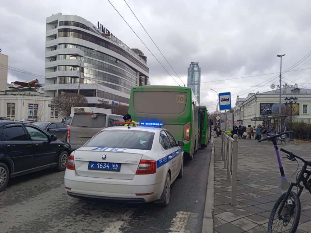 Два автобуса с пассажирами столкнулись в Екатеринбурге 