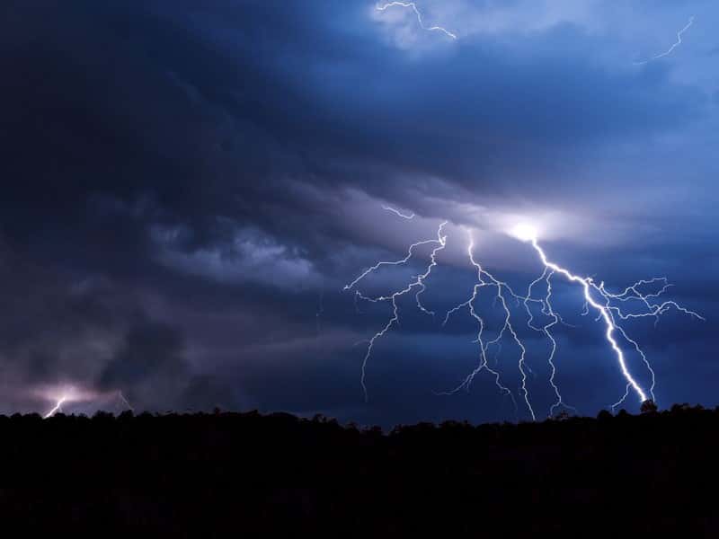 Спасатели предупреждают свердловчан о ливнях, граде и грозах вечером и ночью 