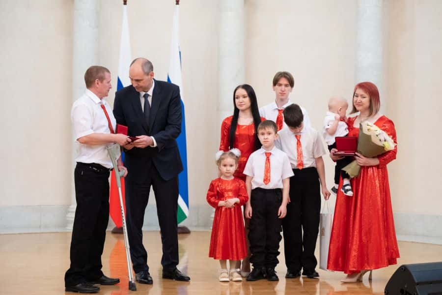 Пять семейных пар свердловчан награждены медалью ордена «Родительская слава» 