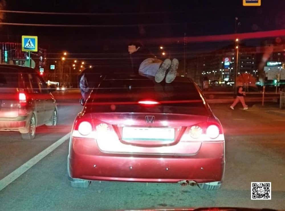 В Тюменской области девушка перевозила подростка на крыше автомобиля 