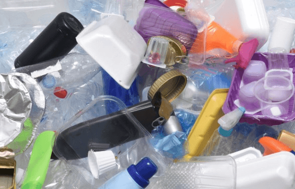 Дом давно сгорел — свердловчанку едва не засудили из-за несуществующего долга за вывоз мусора 