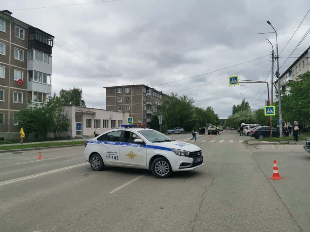Под Екатеринбургом грузовик сбил женщину с ребёнком, девочка погибла 