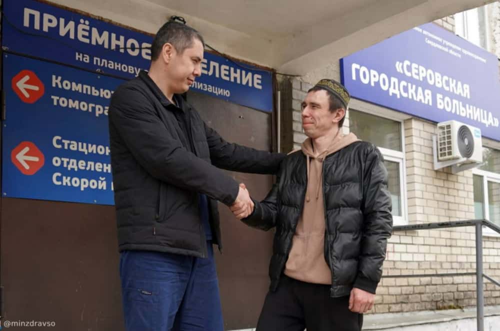 «В 99% таких случаев умирают»: медики спасли уральца после тяжелейшей травмы 